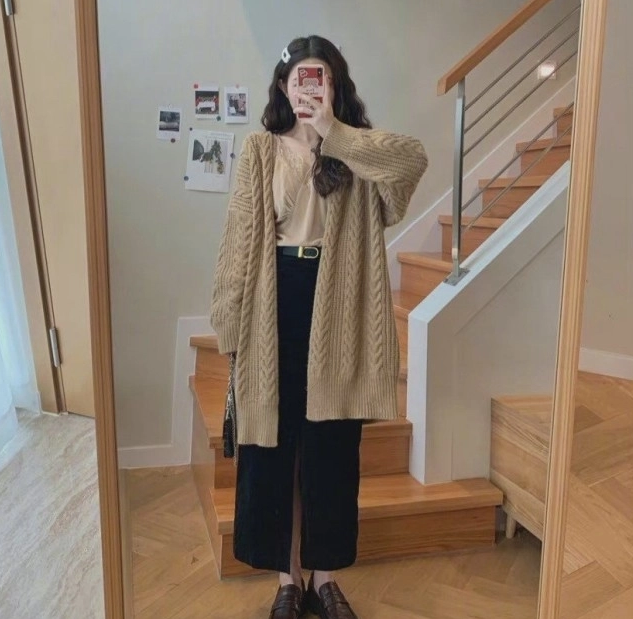 Chọn đồ rộng. Nhiều người nghĩ cô nàng thấp bé chỉ hợp với đồ bó sát, vừa vặn với dáng người. Thế nhưng, dùng áo len đan dây với quần tây đen cạp cao hoặc chân váy chữ A vẫn tôn lên khí chất người mặc mà không lo “nuốt” dáng.