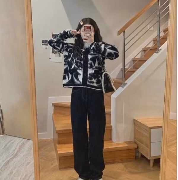  Chọn đồ tông màu tối. Sử dụng màu sắc để thay đổi phong cách là cách đơn giản và dễ học nhất. Bạn có thể tham khảo tông màu đen trắng. Chẳng hạn, kết hợp áo len cổ cao in họa tiết với áo cardigan dệt kim nhẹ nhàng, quần tây đen đơn giản mà linh hoạt.