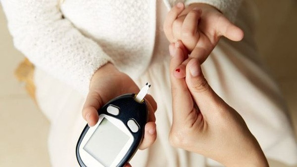 Thấy bất tiện, một lần bà cùng chồng đến viện thăm khám. Kết quả kiểm tra cho thấy bà mắc tiểu đường tuýp 2. Thông qua trường hợp bà Xia, bác sĩ nhắc nhở nên cảnh giác nếu xuất hiện những dấu hiệu sau khi uống nước dưới đây, rất có thể sức khỏe đang lâm nguy.