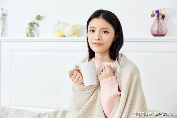 Bà Xia năm nay 55 tuổi. Đọc báo thấy nói uống đủ nước có lợi cho sức khỏe, do vậy bà thường cố gắng uống nhiều nước như được khuyên. Có điều, càng uống nước bà càng thấy khô miệng.