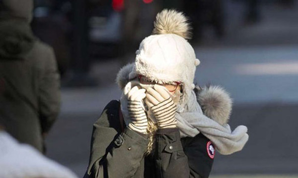 Nhiệt độ quá lạnh cũng không phù hợp với cơ thể. Cụ thể, nó làm mạch máu bị thu hẹp, lưu lượng máu cùng oxy đến tim bị giảm. Kết quả là huyết áp tăng kéo theo các nguy cơ đe dọa mạng sống như đau tim hoặc đột quỵ. Chính vì vậy, điều chỉnh nhiệt độ thích hợp có ý nghĩa quan trọng trong bảo vệ sức khỏe, nâng cao hiệu quả làm việc.