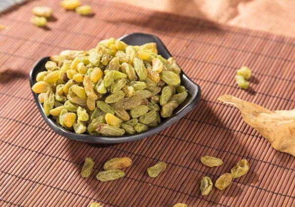 Nho khô không chỉ ngon ngọt dễ ăn mà có nhiều tác dụng sức khỏe. Cụ thể, loại quả nhỏ này rất giàu sắt, thích hợp cho những người thiếu máu, da xanh xao, tay chân lạnh. Lượng sắt trong nho khô còn được đánh giá cao hơn nho tươi đến 15 lần. Nó cũng chứa nhiều khoáng chất, vitamin, axit amin...