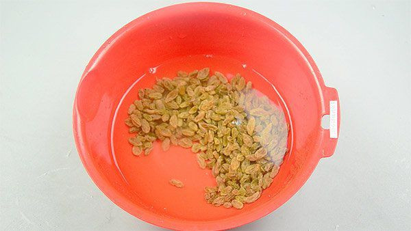 Để đảm bảo an toàn, nên rửa sạch nho khô trước khi ăn. Các làm sạch nho khô như sau: Đổ nho vào nước ấm 30-40 độ C, dùng tay khuấy chúng theo một hướng.