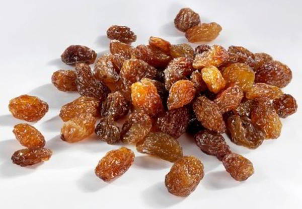 Nhờ đó, nho khô sạch hoàn toàn. Giống như rửa với nước ấm, thời gian cũng không nên kéo dài quá 3 phút. Sau đó, dùng khăn giấy thấm khô là có thể thưởng thức. Ảnh: Internet.