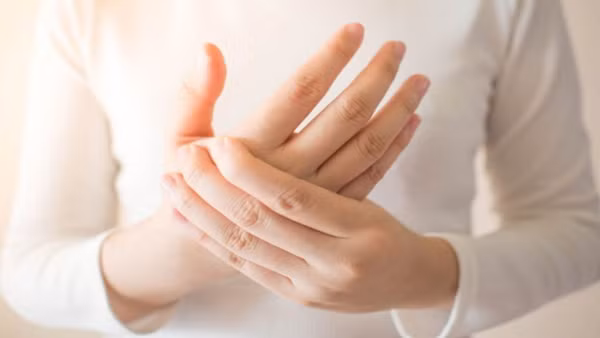 Các nhà khoa học cho rằng nguyên nhân tình trạng có thể bắt nguồn từ tình trạng tỳ vị hư nhiệt và huyết hư. Các triệu chứng thường thấy đi kèm như khô miệng, sưng nướu.