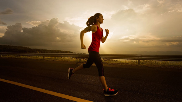 Việc điều trị đổ mồ hôi trộm nhất định phải dựa vào nguyên nhân gây bệnh chính xác là do sinh lý hay bệnh lý. Bạn nên đi khám để nhận sự hướng dẫn chi tiết của bác sĩ. Dù vậy, tập luyện tăng cường sức khỏe, nâng cao hệ miễn dịch sẽ góp phần không nhỏ trong việc duy trì thể trạng khỏe mạnh. Ảnh: Internet.