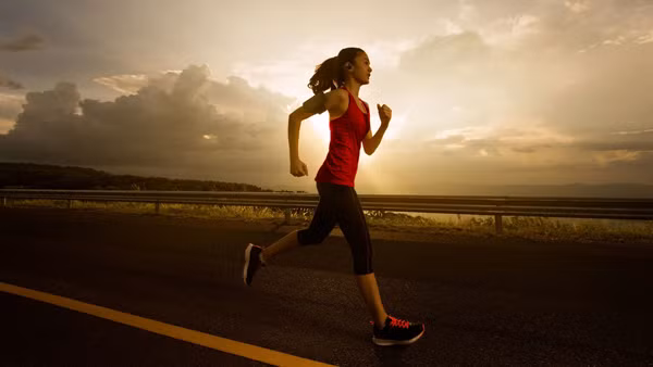 Việc điều trị đổ mồ hôi trộm nhất định phải dựa vào nguyên nhân gây bệnh chính xác là do sinh lý hay bệnh lý. Bạn nên đi khám để nhận sự hướng dẫn chi tiết của bác sĩ. Dù vậy, tập luyện tăng cường sức khỏe, nâng cao hệ miễn dịch sẽ góp phần không nhỏ trong việc duy trì thể trạng khỏe mạnh. Ảnh: Internet.