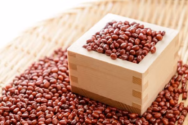 Theo phương pháp y học cổ truyền Trung Quốc, sử dụng các nguyên liệu như đậu đỏ, hà thủ ô, đại mạch, vỏ cam, lúa mạch uống có khả năng giúp bạn ngăn ngừa tình trạng tiết mồ hôi không kiểm soát.