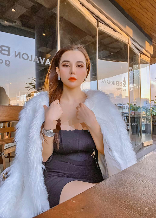 Sở hữu vòng 1 khủng, Mon 2K rất chuộng mốt váy áo cúp ngực khoe vẻ sexy trên cơ thể. Thế nhưng, cách phối đồ kém tinh tế đôi khi khiến lợi thế trời cho lại trở thành tâm điểm chỉ trích.