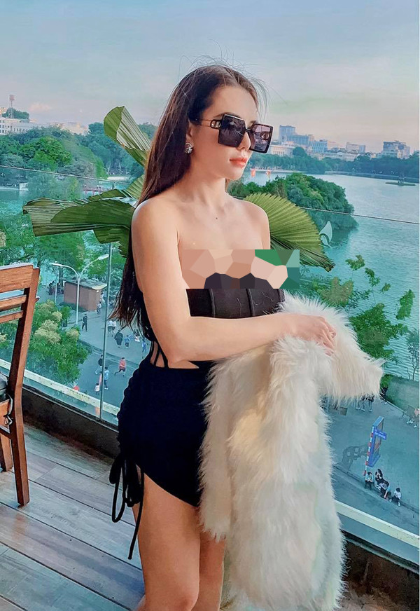 Chiếc đầm cúp ngực như gần tụt đến nơi của hotgirl “chịu hở nhất Việt Nam”.