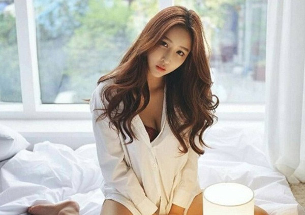 Tốt nhất, bạn không nên cởi quá 3 cúc áo tính từ cổ áo trở xuống. Quy tắc phối này không chỉ giúp người mặc giữ nét thanh lịch mà còn hạn chế tối đa lỗi “lộ hàng” khi cúi người. Ảnh: Internet.