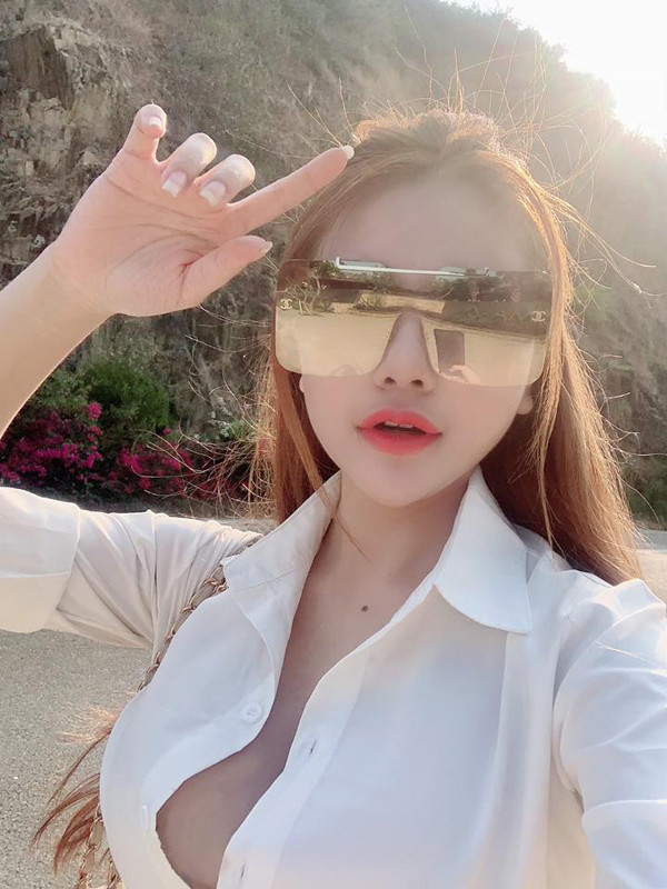 So với cách “phổ thông” chị em công sở thường mặc, cách phối đồ này khiến người mặc khoe được khuôn ngực lấp ló hấp dẫn.