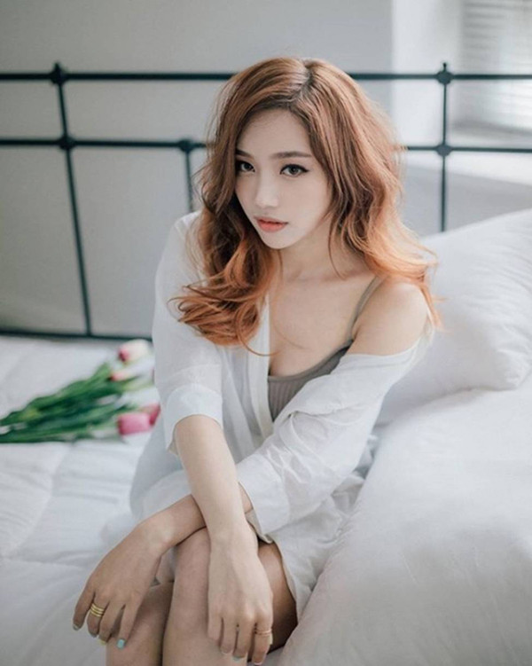 Tuy nhiên, công thức phối đồ này chỉ đẹp khi người mặc sexy vừa đủ. “Cởi” quá có thể khiến người mặc sa đà vào khoe thân phản cảm.