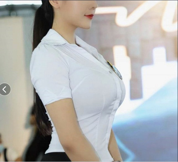 Lỗi phổ biến khi mặc áo sơ mi là mặc áo để lộ vòng 1 ngồn ngộn. So với ngực lép, những cô nàng khuôn ngực đầy đặn dễ “bức tử” áo sơ mi như thế này.