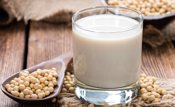 Đặc biệt, sữa đậu chứa nguồn canxi dồi dào hơn bất kỳ loại sữa nào. Nó được tin có khả năng làm giảm nguy cơ mọc mụn, dưỡng ẩm, giúp làn da ngày càng trắng hồng.