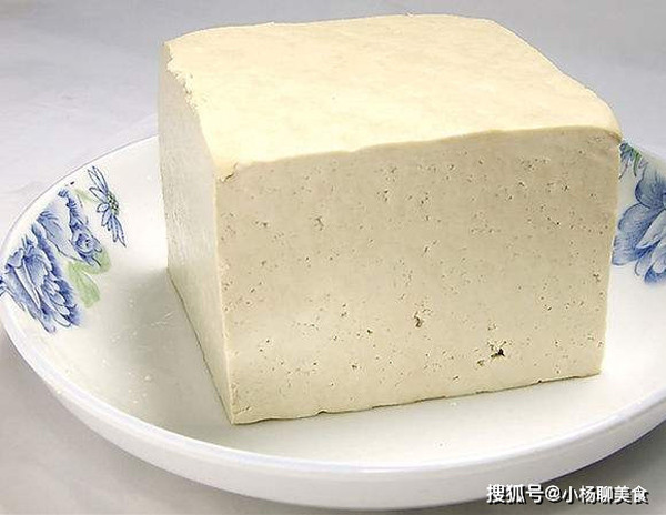 Đậu phụ có nhiều protein nên được ví von như một nguồn “thịt thực vật”. Đậu phụ chứa tất cả các axit amin thiết yếu mà cơ thể cần. Nó cũng cung cấp chất béo, carbs, và nhiều loại vitamin và khoáng chất.