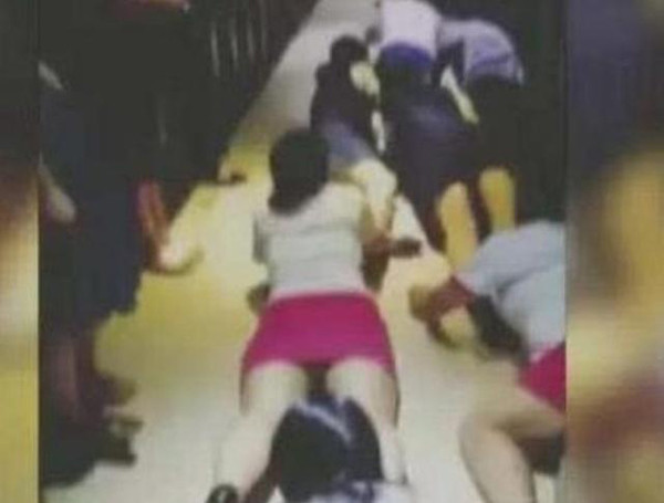 Bi ep mac vay ngan bo dat, co gai phan ung bat ngo-Hinh-2