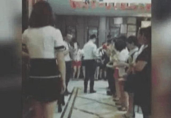 Bi ep mac vay ngan bo dat, co gai phan ung bat ngo