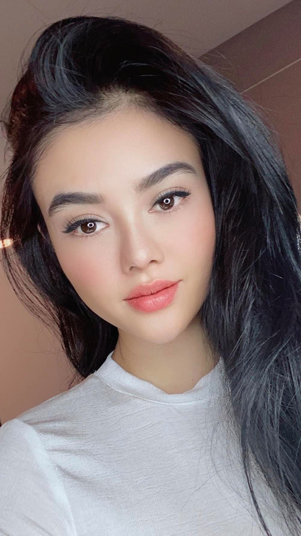 Đăng quang đã lâu nhưng tên tuổi của nàng hậu vẫn được chú ý. Ngoài ấn tượng về phong cách ăn mặc sexy, Julia Hồ còn khiến fans choáng ngợp bởi nhan sắc không tuổi, ngày càng lão hóa ngược.