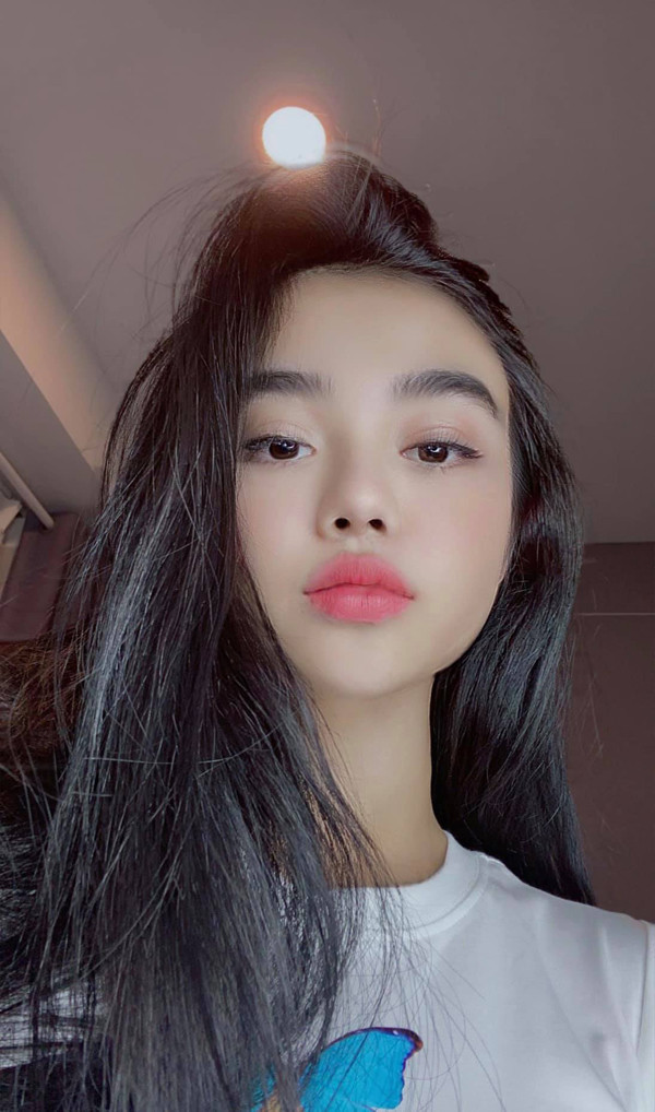 Được biết, vẻ đẹp của “hoa hậu ăn chơi nhất Sài Gòn” hoàn toàn tự nhiên. Ngoài tập luyện, ăn uống khoa học giữ dáng, 9X còn rất quan tâm đến các phương pháp dưỡng da.
