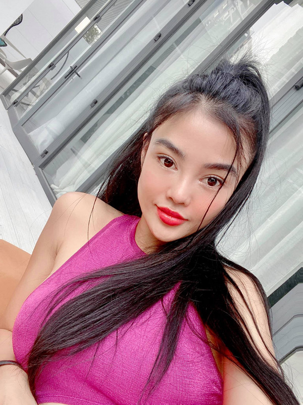 Julia Hồ cũng rất “đam mê” làm đẹp bằng chích máu tự thân. Dưỡng da bằng máu (Vampire Facial) tiến hành bằng cách lấy khoảng 30ml máu từ bệnh nhân. Sau đó, máu được xử lý trong máy ly tâm để chiết xuất ra huyết tương có chứa tiểu cầu và các yếu tố tăng trưởng.