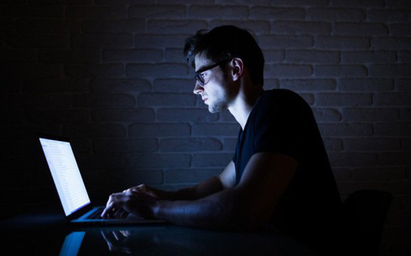 Thức khuya. Nhiều người chọn thức khuya để hoàn thành công việc. Thế nhưng, thói quen ngủ muộn có thể làm thay đổi nội tiết tố. Nó cũng khiến cơ thể ngày càng suy nhược, thiếu năng lượng.