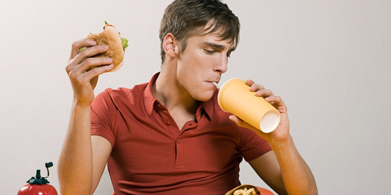 Ăn thực phẩm lạnh. Theo các chuyên gia, buổi sáng, cơ bắp, thần kinh và mạch máu của cơ thể đang trong trạng thái co lại, nếu bạn ăn thực phẩm lạnh sẽ khiến lưu lượng máu trong cơ thể khó lưu thông.