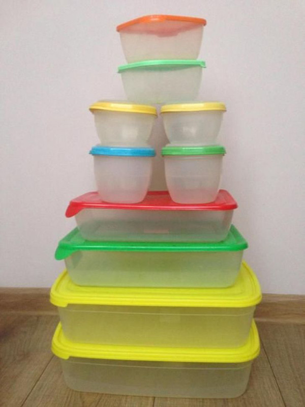 Hộp đựng thức ăn nhựa. Nghiên cứu chỉ ra, ngay cả những hộp đựng thực phẩm không chứa BPA và phthalates cũng có khả năng giải phóng hóa chất có thể gây ra các vấn đề sức khỏe như tiểu đường, béo phì và ung thư.