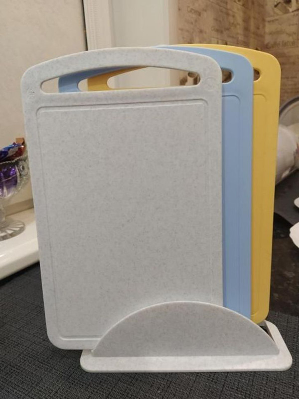 Thớt nhựa. Thớt nhựa hay bất kỳ chất liệu nào khi dùng thái thực phẩm tạo ra những vết nứt đều là nơi trú ngụ vi khuẩn, khó rửa sạch. Dùng những chiếc thớt này khiến vi khuẩn có cơ hội bám vào dao và thức ăn làm tăng khả năng ngộ độc thực phẩm.