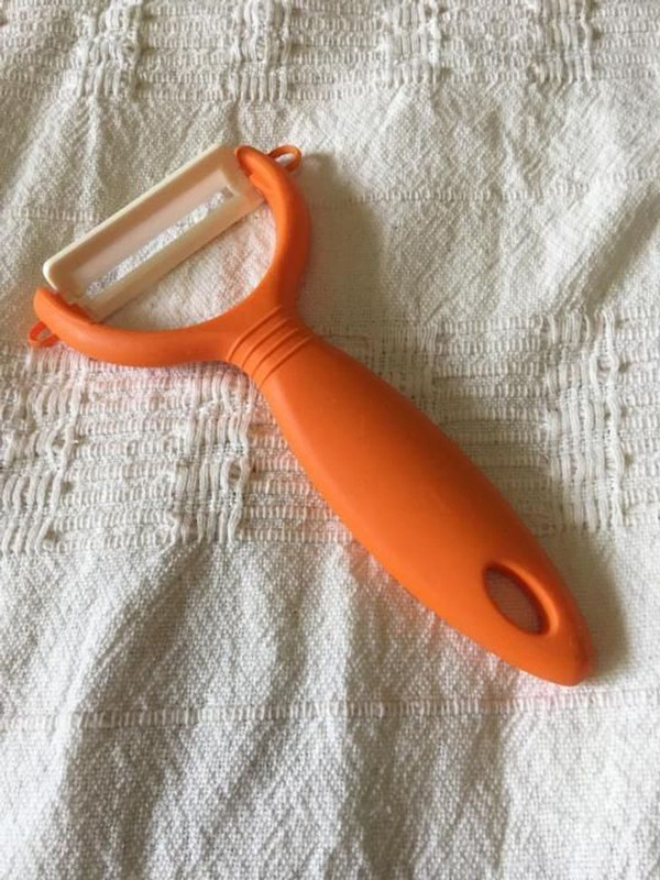 Gọt rau củ. Gọt rau củ dễ bị phai màu, rỉ sét, lại thường xuyên tiếp xúc với thực phẩm. Để không gây hại cho sức khỏe, bạn nên thay thế chúng mỗi năm 1 lần.