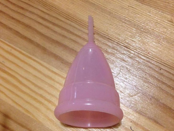 Cốc nguyệt san. Ưu điểm của cốc nguyệt san là chúng rất thân thiện với môi trường, mang lại cảm giác thoải mái cho người dùng. Thế nhưng cốc nguyệt san cần thay mới sau 6 -12 tháng sử dụng.