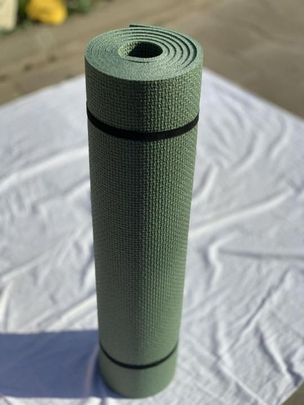 Thảm yoga. Theo Tạp chí yoga, thảm sau thời gian sử dụng sẽ hút mồ hôi và bụi bẩn. Nhưng bạn không nhất thiết phải thay đổi thảm yoga mà chỉ cần vệ sinh sạch sẽ.