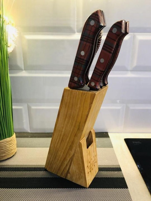 Hộp đựng dao kín. Phụ kiện nhà bếp này thường được đặt gần bồn rửa. Bên cạnh đó, thiết kế kín đáo khiến chúng dễ trở thành nơi ở lý tưởng của vi khuẩn. Thường xuyên dùng chúng đựng dao khiến vi khuẩn bám vào thức ăn, tăng nguy cơ gây hại sức khỏe.