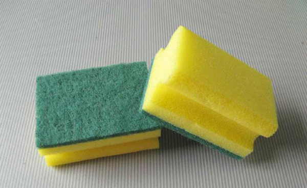 Miếng bọt biển. Một cuộc nghiên cứu năm 2017 chỉ ra, vi khuẩn ở miếng bọt biển có thể gây ngộ độc thực phẩm ngay cả khi bát, đũa được rửa sạch sẽ. Do đó, phơi nắng và thay thế định kỳ sẽ có lợi cho sức khỏe người dùng.