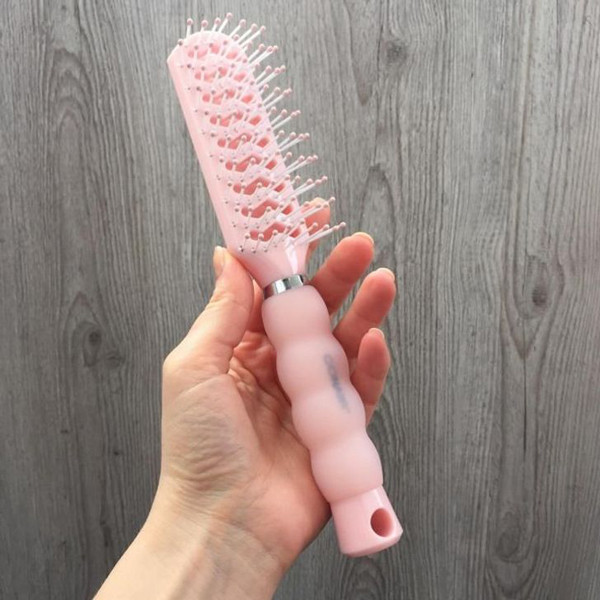 Lược chải tóc. Dùng lược cũ, tóc sẽ trở nên giòn, thiếu sức sống hơn. Bên cạnh đó, vi khuẩn bám trụ trên các kẽ răng lược còn tăng nguy cơ ngứa, gàu và các vấn đề khác nhau về tóc. Thay vì mua 1 lần dùng mãi, bạn nên thay mới định kỳ ít nhất mỗi năm 1 lần.