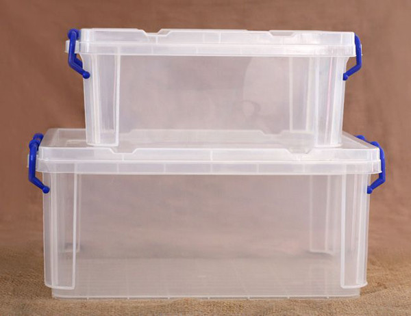 Việc hâm nóng thức ăn bằng lò vi sóng càng khiến khả năng phát tán chất độc hại nhân cao. Tình trạng càng nguy hại hơn khi hộp nhựa có vết xước. Chính vì vậy, hộp nhựa là vật dụng cần thay mới ít nhất 1 năm 1 lần dù chúng có bị biến dạng hay không.