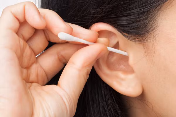 Làm sạch ráy tai. Một trong những tác dụng tuyệt vời khác của hành là chúng có khả năng làm mềm ráy tai. Một khi ráy mềm, công việc vệ sinh, lấy chúng ra ngoài sẽ dễ dàng hơn rất nhiều. Ảnh: Internet.