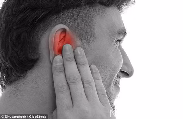 Có được tác dụng này bởi hành có khả năng kháng viêm và làm suy yếu các vi khuẩn gây ra cơn đau. Để đạt hiệu quả cao nhất, hãy cắt lấy phần “lõi” ở trong củ hành đặt vào tai, bạn sẽ nhanh chóng cảm thấy dễ chịu.