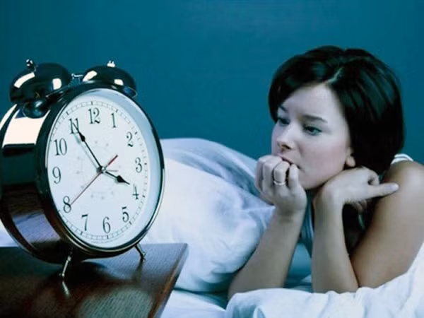 Ngăn ngừa mất ngủ. Không chỉ giúp giảm đau, đặt hành tây vào tai còn mang lại tác dụng cải thiện chứng mất ngủ. Các thành phần trong hành sẽ phát huy tác dụng làm dịu dây thần kinh, mang giấc ngủ đến gần.