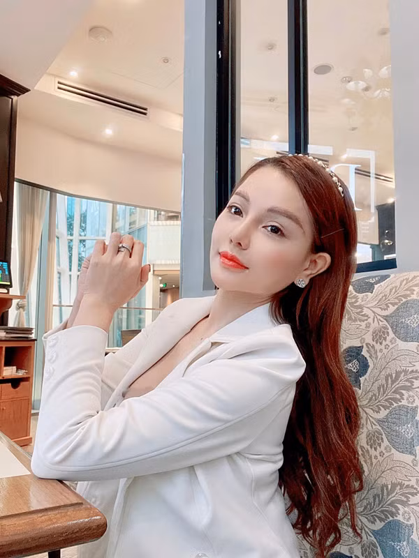 Để tạo điểm nhấn thu hút ánh nhìn, không nên cởi quá 3 cúc áo tính từ cổ áo trở xuống. Quy tắc phối này không chỉ giúp người mặc giữ nét thanh lịch mà còn hạn chế tối đa lỗi “lộ hàng” khi cúi người.