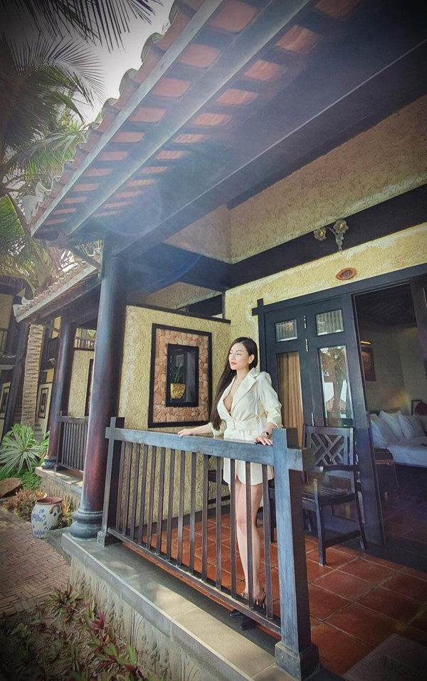 Theo đuổi gu thời trang sexy có phần hở bạo, cô nàng sinh năm 1994 này không ít lần bị “ném đá” dữ dội.