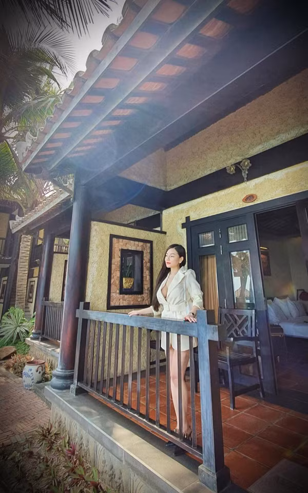 Theo đuổi gu thời trang sexy có phần hở bạo, cô nàng sinh năm 1994 này không ít lần bị “ném đá” dữ dội.