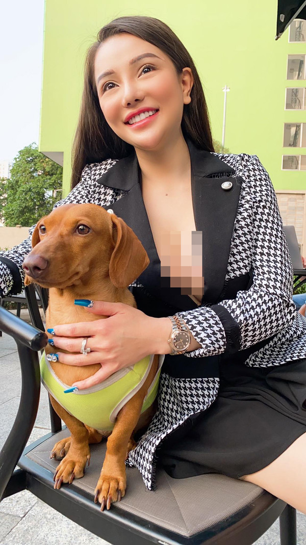 Sở hữu vòng 1 ngồn ngộn, cô nàng không ngại khoe với bàn dân thiên hạ từ nhà ra phố.