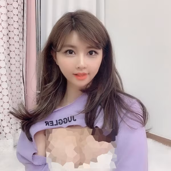 Thiết kế sáng tạo song không phải ai cũng mặc đẹp. Tùy thuộc vào cách phối đồ mà người được khen sexy trong khi người bị “ném đá” khoe thân quá đà.