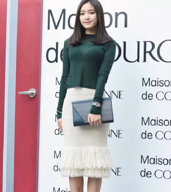 Đặc biệt, bạn nên tránh mặc style này khi làm việc trong môi trường nghiêm túc như công sở, nơi thờ tự, hội họp... Ảnh: Internet.