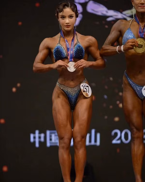 Sự nỗ lực không ngừng nghỉ giúp Hợp Vinh từng giành được vị trí thứ hai trong Giải vô địch quốc gia do Hiệp hội thể hình Trung Quốc tổ chức.