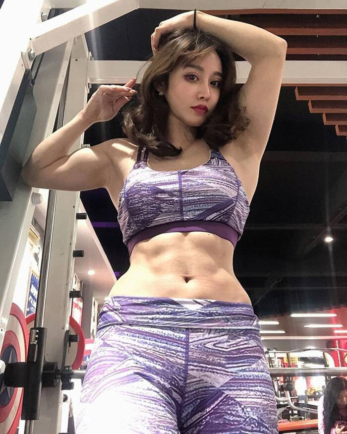 Ngoài công việc thường ngày, Hợp Vinh thường xuyên đăng tải các bài tập, loạt ảnh tạo dáng khoe thân hình cơ bắp với vòng eo săn chắc, truyền năng lượng tích cực của mình tới những người quan tâm.