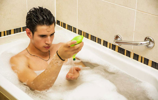 Bên cạnh đó, lượng lớn chất bẩn có thể ẩn nấp trong các nếp gấp, bao quy đầu. Nếu không được vệ sinh sẽ khiến vi khuẩn có cơ hội tấn công phụ nữ, gây các bệnh phụ khoa.