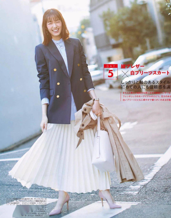 Gái Nhật có xu hướng kết hợp gam màu trắng và kaki đặc biệt cao. Ngay cả phần áo bên trong cũng được ưu tiên hai gam màu này.