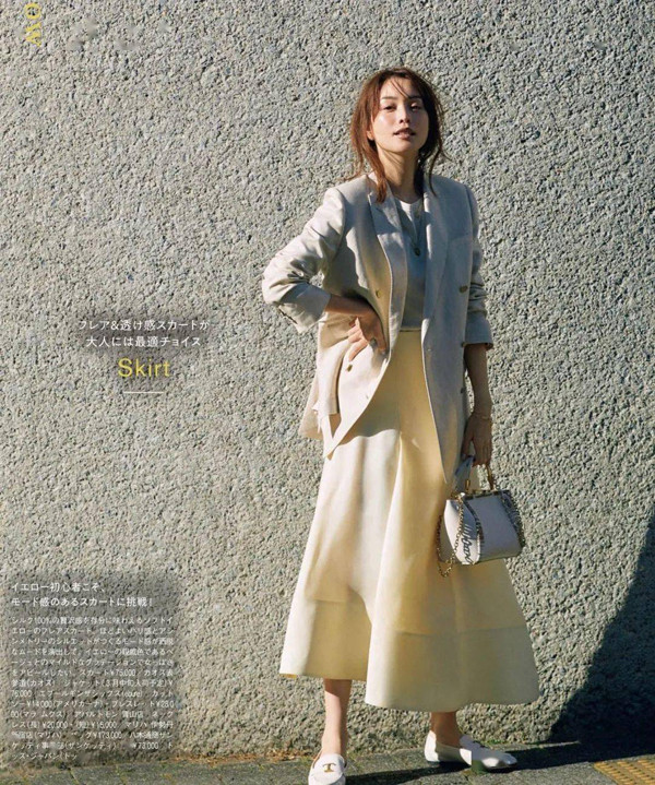 Nếu không có váy xếp ly, bạn có thể chuyển sang kiểu váy midi khác. Dù vậy, nên ưu tiên màu trắng và kaki để tạo ra vẻ tươi mới và nhẹ nhàng.